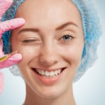 Medic dermatolog care injecteaza botox unei femei, in jurul ochilor