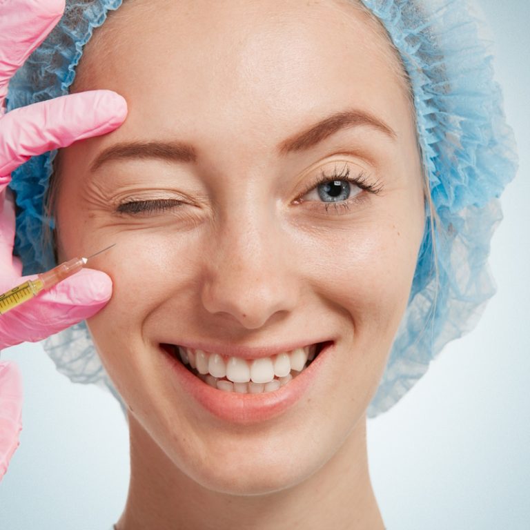 Medic dermatolog care injecteaza botox unei femei, in jurul ochilor