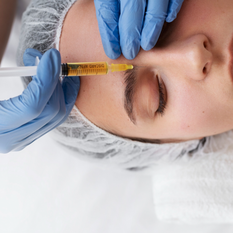 Medic care injecteaza plasma bogată in trombocite unei paciente